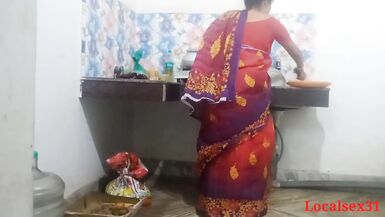 Desi Bengali desi Pueblo Indio Bhabi Cocina Sexo En Saree Rojo ( Official Video By Localsex31) - 2 image