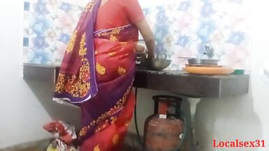 Desi Bengali desi Pueblo Indio Bhabi Cocina Sexo En Saree Rojo ( Official Video By Localsex31) - 3 image