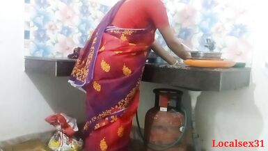 Desi Bengali desi Pueblo Indio Bhabi Cocina Sexo En Saree Rojo ( Official Video By Localsex31) - 4 image