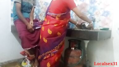 Desi Bengali desi Pueblo Indio Bhabi Cocina Sexo En Saree Rojo ( Official Video By Localsex31) - 5 image