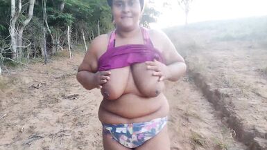 Une jeune fille coquine a voulu fêter son 18e anniversaire en baisant beaucoup sa chatte dans les bois.