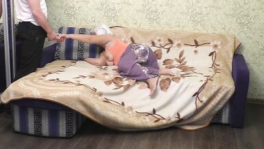 The MILF made up the sofa and enjoyed anal sex in a big ass - 4 image