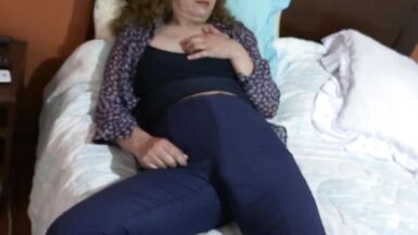 Schöne reife 58 Jahre alt masturbiert mit ihrem riesigen Dildo vor dem Hausmädchen Sohn, große cumsho - 6 image