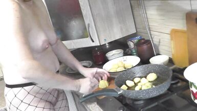 Ohne Slip und BH in hochhackigen Strümpfen kocht die sexy MILF Frina nackt in ihrer erotischen Küche weiter. Chanakhi steht heute auf der Speisekarte. In medizinischer Uniform. Striptease. Nudist. Naturist. Nackt zu Hause. Muschi, Arsch, große natürliche  - 12 image