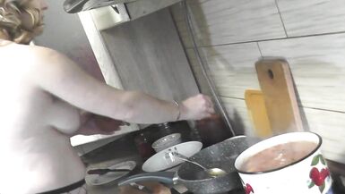 Ohne Slip und BH in hochhackigen Strümpfen kocht die sexy MILF Frina nackt in ihrer erotischen Küche weiter. Chanakhi steht heute auf der Speisekarte. In medizinischer Uniform. Striptease. Nudist. Naturist. Nackt zu Hause. Muschi, Arsch, große natürliche  - 13 image