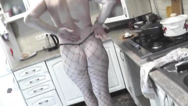 Ohne Slip und BH in hochhackigen Strümpfen kocht die sexy MILF Frina nackt in ihrer erotischen Küche weiter. Chanakhi steht heute auf der Speisekarte. In medizinischer Uniform. Striptease. Nudist. Naturist. Nackt zu Hause. Muschi, Arsch, große natürliche  - 15 image