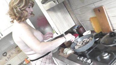 Ohne Slip und BH in hochhackigen Strümpfen kocht die sexy MILF Frina nackt in ihrer erotischen Küche weiter. Chanakhi steht heute auf der Speisekarte. In medizinischer Uniform. Striptease. Nudist. Naturist. Nackt zu Hause. Muschi, Arsch, große natürliche  - 6 image