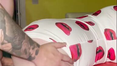 Se faire baiser dans la cuisine Lana Licious réalise son vœu de Noël en se faisant dépouiller par le mari de ses voisins.