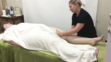 Un massage corporel profond et relaxant dans un spa U010