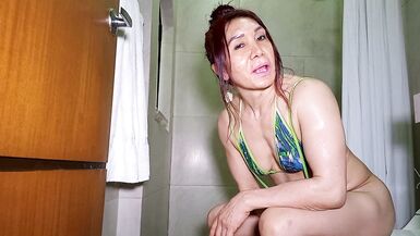 THE SENSUAL MILF SHOWS HER WET ASS IN GUAYAQUIL