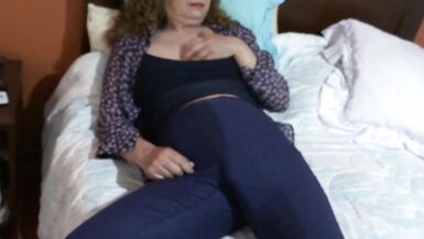 58 yaşındaki güzel olgun, hizmetçi oğlunun önünde büyük yapay penisiyle mastürbasyon yapıyor, kıllı amına büyük cumshot - 6 image