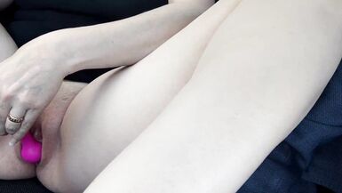 Après avoir failli être surpris en train de baiser ma MILF dans le cimetière... nous trouvons finalement un endroit pour baiser, je lui fais un soin du visage et un gode effrontément craché avec ma voiture. - 12 image