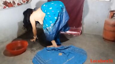 Kamlwali Pocha Lga Rhi Thi Ghar Ke Malik Ne Piche Se Gaand Mari - 1 image