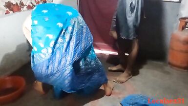 Kamlwali Pocha Lga Rhi Thi Ghar Ke Malik Ne Piche Se Gaand Mari - 3 image