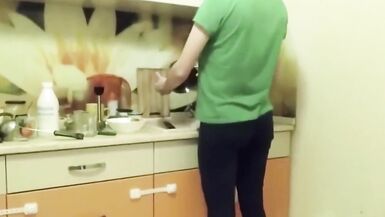 O marido está a dormir, vamos fazer sexo na cozinha rapidamente - 2 image
