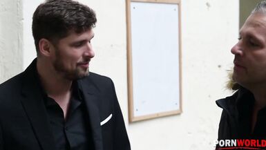 Лесбийские подружки Анисса Кейт и Аня Кински получили грубое обращение и доминирование от трех мастеров в BDSM порно - 6 image