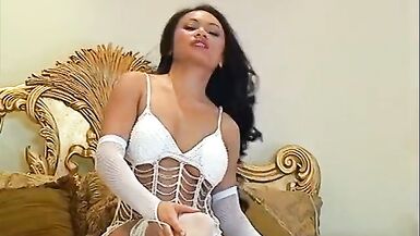 Une MILF asiatique sexy joue sur le lit en talons et en bas - 10 image