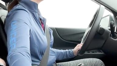 HOT BRUNETTE gibt ihrem Passagier einen HANDJOB - 10 image