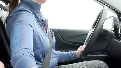 HOT BRUNETTE gibt ihrem Passagier einen HANDJOB - 11 image