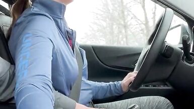 HOT BRUNETTE gibt ihrem Passagier einen HANDJOB - 12 image