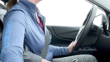 HOT BRUNETTE gibt ihrem Passagier einen HANDJOB - 14 image