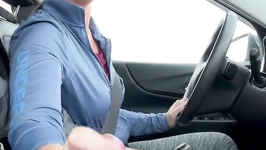 HOT BRUNETTE gibt ihrem Passagier einen HANDJOB - 15 image