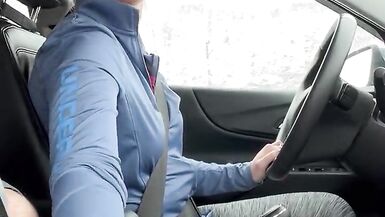 HOT BRUNETTE gibt ihrem Passagier einen HANDJOB - 2 image