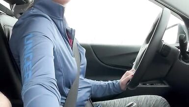 HOT BRUNETTE gibt ihrem Passagier einen HANDJOB - 3 image