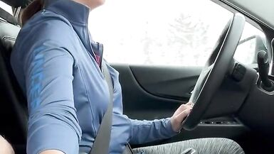 HOT BRUNETTE gibt ihrem Passagier einen HANDJOB - 4 image