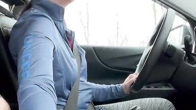 HOT BRUNETTE gibt ihrem Passagier einen HANDJOB - 5 image