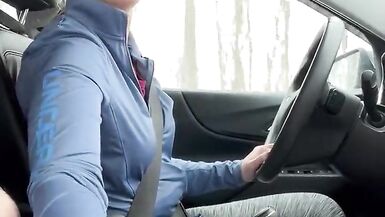 HOT BRUNETTE gibt ihrem Passagier einen HANDJOB - 6 image