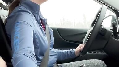 HOT BRUNETTE gibt ihrem Passagier einen HANDJOB - 7 image