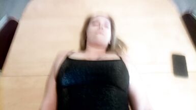 POV il me baise sur la table a manger