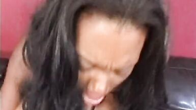 Azgın kayış üzerinde lanet siyah MILF halı munching - 15 image