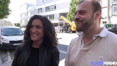 Neshka baise son mari et deux autres gars pour satisfaire tous ses trous.