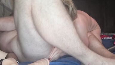 Femme chaude suçant une bite dure et léchant le trou du cul