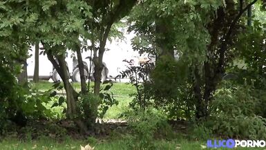 Gabrielle, blonde sexy, dans un plan à trois avec un couple libertin - 7 image