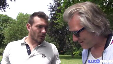 Gabrielle, blonde sexy, dans un plan à trois avec un couple libertin - 9 image