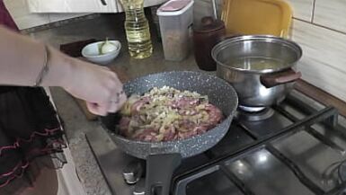 Maman MILF sans culotte en bas à talons hauts continue à cuisiner nue, montre sa chatte, ses seins, ses tétons, ses fesses et fait cuire des pâtes nautiquement dans la cuisine. Cul chatte seins jambes maman MILF - 1 image