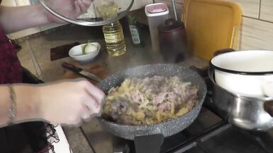 Maman MILF sans culotte en bas à talons hauts continue à cuisiner nue, montre sa chatte, ses seins, ses tétons, ses fesses et fait cuire des pâtes nautiquement dans la cuisine. Cul chatte seins jambes maman MILF - 15 image