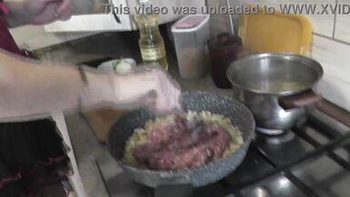 Maman MILF sans culotte en bas à talons hauts continue à cuisiner nue, montre sa chatte, ses seins, ses tétons, ses fesses et fait cuire des pâtes nautiquement dans la cuisine. Cul chatte seins jambes maman MILF - 8 image