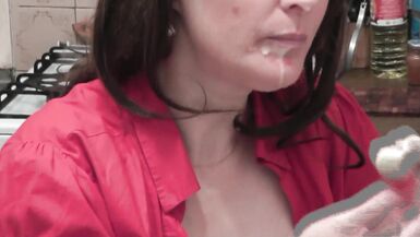 Linda Milf na cozinha come frutas doces masturba-se na cona molhada tem um forte orgasmo na cona. Esguicho - 12 image