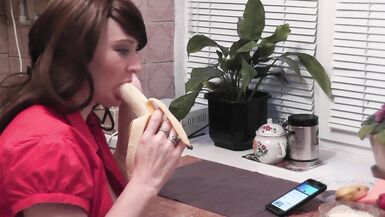 Linda Milf na cozinha come frutas doces masturba-se na cona molhada tem um forte orgasmo na cona. Esguicho - 3 image