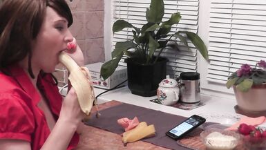 Linda Milf na cozinha come frutas doces masturba-se na cona molhada tem um forte orgasmo na cona. Esguicho - 6 image