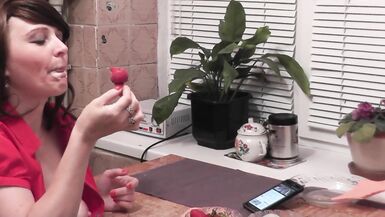 Linda Milf na cozinha come frutas doces masturba-se na cona molhada tem um forte orgasmo na cona. Esguicho - 9 image
