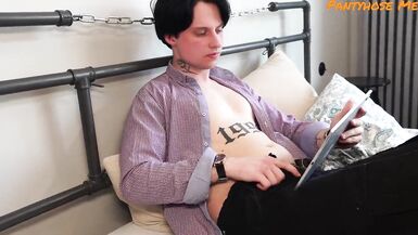 10代の少年、黒いパンスト姿でヒッピーママとセックスする。 - 2 image
