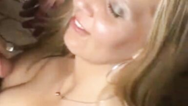 Blonde MILF wichst ihren Hengst, nur um sich gut zu fühlen - 6 image