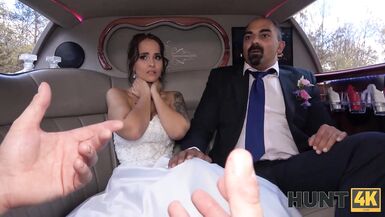 HUNT4K. Une future mariée séduisante samuse avec un homme blessé avant son mari