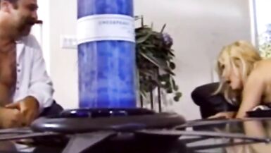 La femme échangiste blonde prend deux énormes bites pour le faire