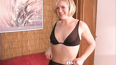 Short-haired blonde cutie spreads legs and rubs her wet pussy - 4 image